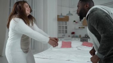 Dans sırasında neşeli çoklu etnik çift beşliği.