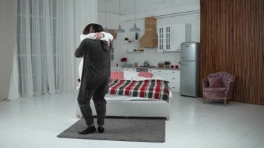 Neşeli bir adam kollarında kıvrımlı kız arkadaşını döndürüyor.