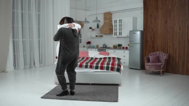 Радостный мужчина обнимает круглую подружку — стоковое видео