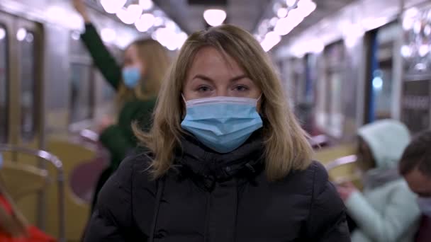 Молодая женщина в маске в общественном метро — стоковое видео