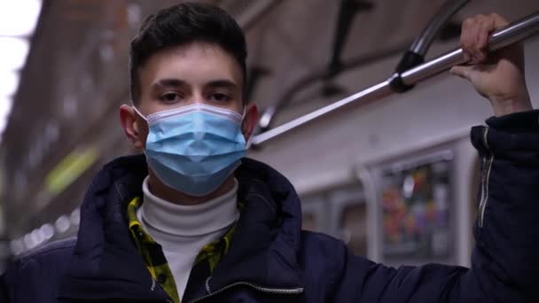 Jovem estudante do sexo masculino em máscara médica equitação metro — Vídeo de Stock