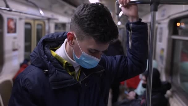Tiener jongen in gezicht masker rijden in ondergrondse metro — Stockvideo