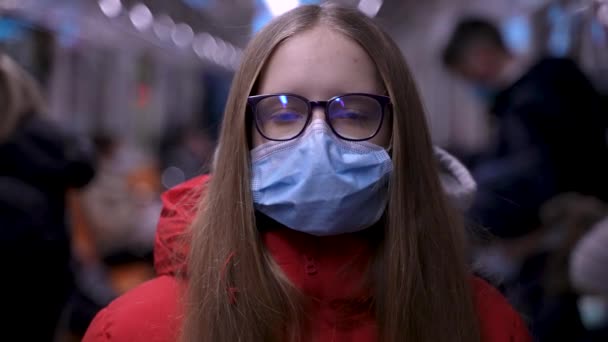 นักเรียนวัยรุ่นที่น่ารักในหน้ากากทางการแพทย์ในรถไฟใต้ดิน — วีดีโอสต็อก