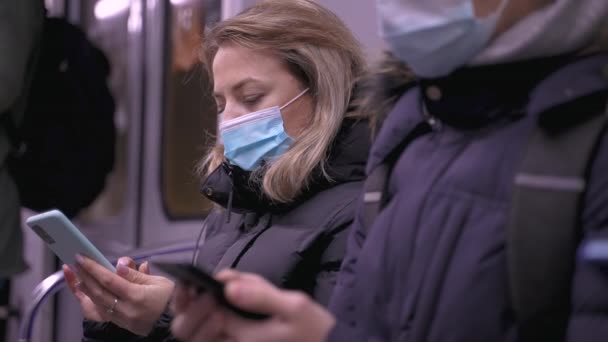 Gente urbana usando teléfonos durante el viaje en metro — Vídeo de stock