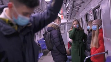 Kentsel toplu taşımacılıkta maskeli metro yolcuları