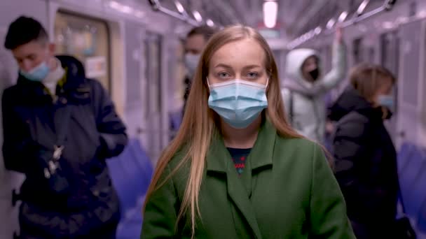 Mujer joven rubia en máscara médica en tren metro — Vídeo de stock