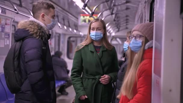 Jóvenes con mascarillas en carruaje subterráneo — Vídeos de Stock