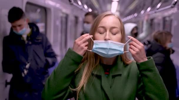 Törvénytisztelő nő maszkot visel a metróban — Stock videók