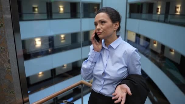 Γυναίκα μιλάει στο κινητό πηγαίνει κάτω στο ασανσέρ — Αρχείο Βίντεο