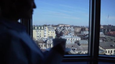 Rahatlatıcı iş kadını Pencere kenarında çay içiyor