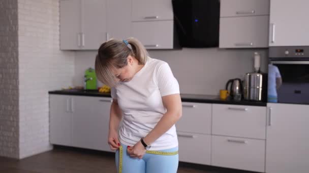 Счастливая похудевшая женщина радуется потере веса — стоковое видео
