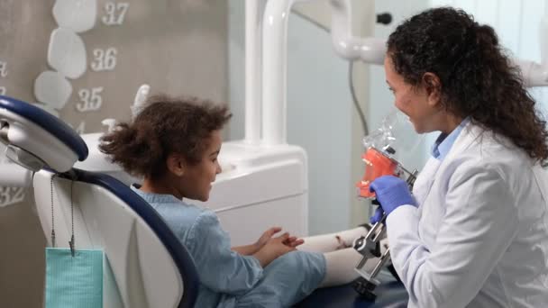 Kleine Patientin blickt in Zahnarztpraxis auf Kiefer — Stockvideo