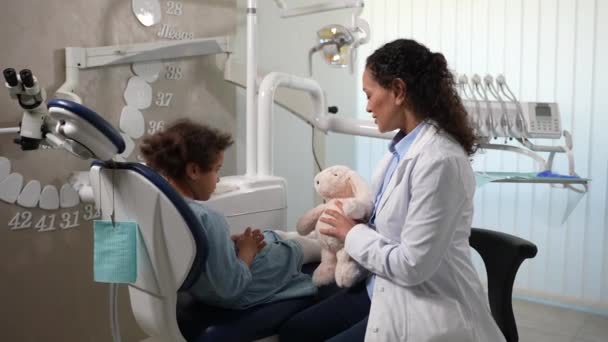 Mulher dentista positiva se comunicando com o paciente — Vídeo de Stock