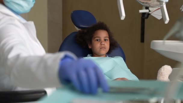 Gemischtes Rassenkind bei Zahnuntersuchung beim Zahnarzt — Stockvideo