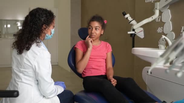 Maschera dentista femminile comunicare con il paziente — Video Stock