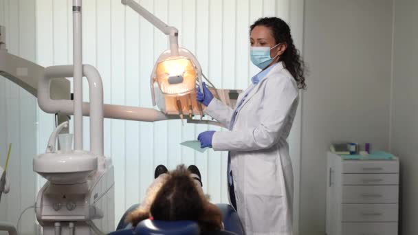 Maskierter Zahnarzt bereitet Geräte für Untersuchung vor — Stockvideo