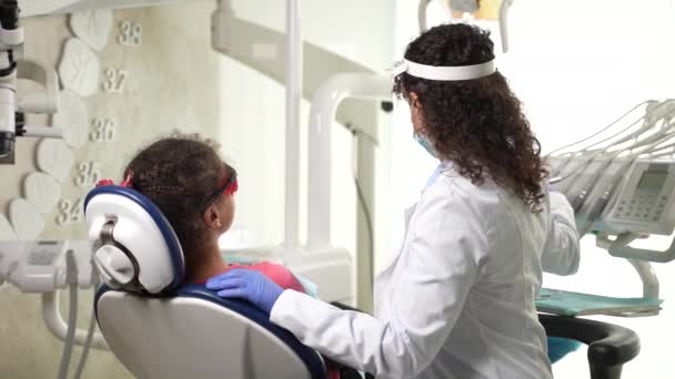 Zahnärztin behandelt schlechten Zahn einer Patientin — Stockvideo