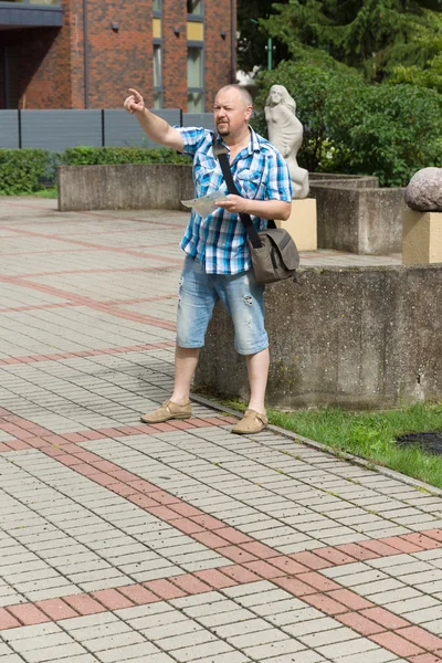 O turista olha em volta na cidade — Fotografia de Stock