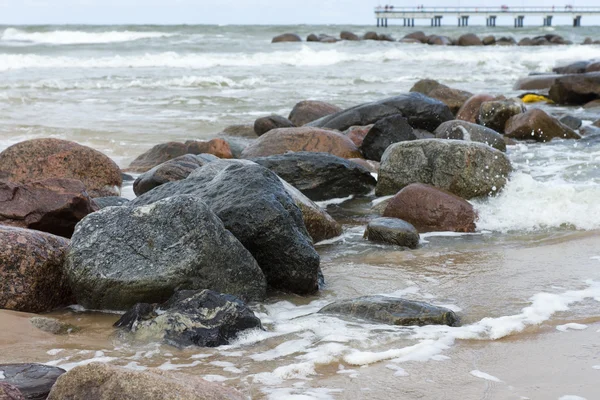 Steine in einem reißenden Meer — Stockfoto