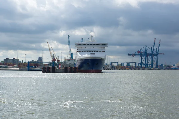 Puerto marítimo con el buque amarrado — Foto de Stock