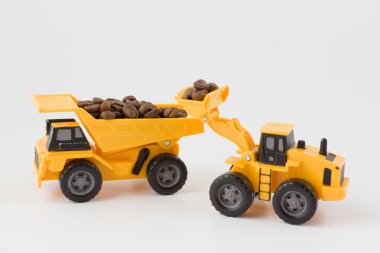 oyuncak araçlar kahve çekirdekleri ile çalışmak