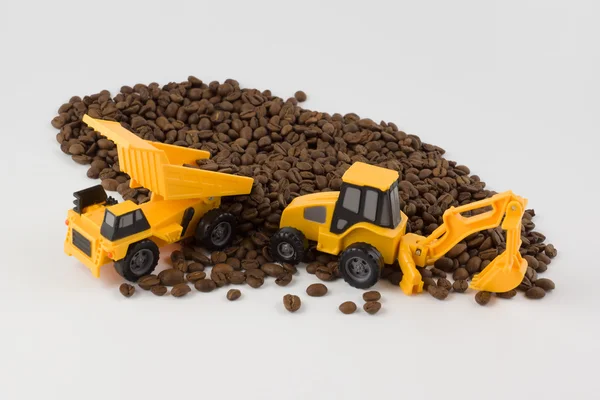 Spielfahrzeuge werken met koffiebonen — Stockfoto