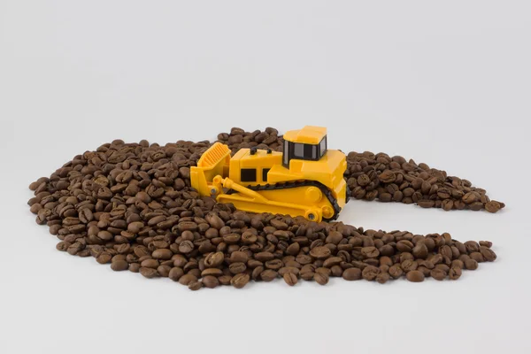 Toy vehicles work with coffee beans — Stock Photo, Image