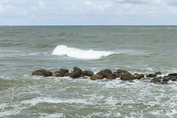 Pedras em um mar furioso — Fotografia de Stock