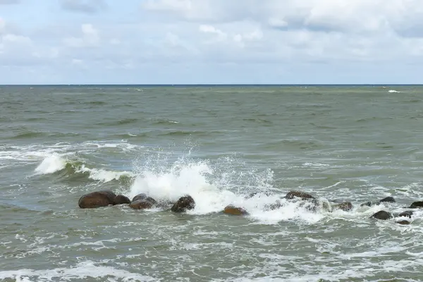 荒れ狂う海の石 — ストック写真