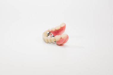 Beyaz bir arka plan üzerinde takma diş