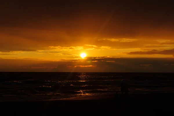 Niedergang über dem Meer — Stockfoto