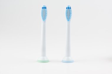 beyaz arkaplanda diş fırçası