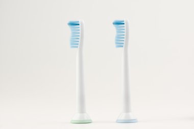 beyaz arkaplanda diş fırçası