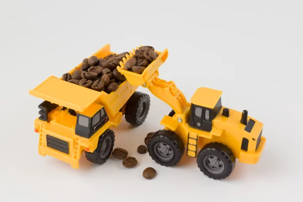 Toy vehicles work with coffee beans — Stock Photo, Image