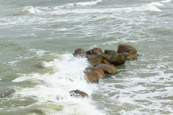 Steine in einem reißenden Meer — Stockfoto