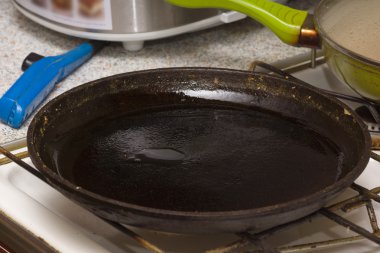 Kızartma tavasında krep pişirmek