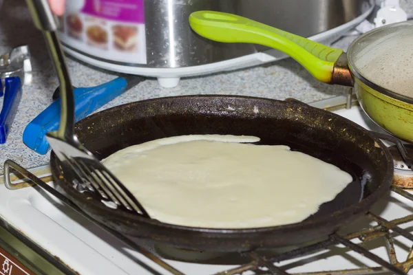 Pannenkoeken bakken in een koekenpan — Stockfoto