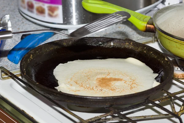 Готовить блинчики на сковородке — стоковое фото