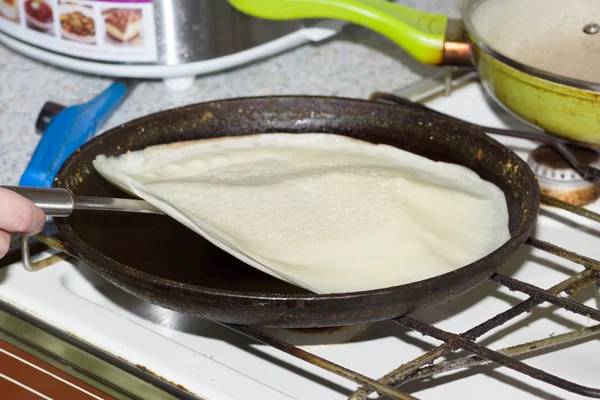 Готовить блинчики на сковородке — стоковое фото
