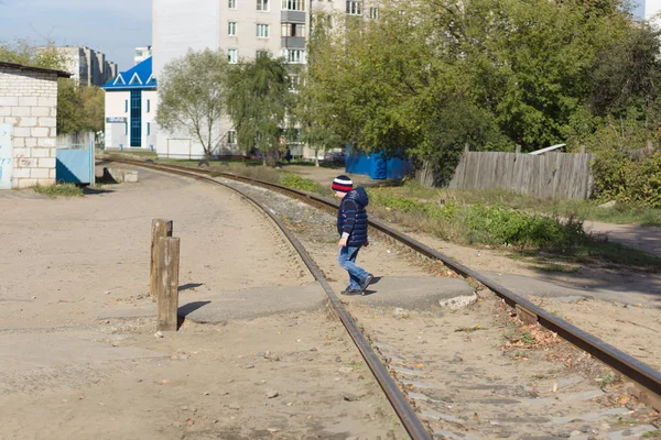 O menino transfere trilhos ferroviários — Fotografia de Stock