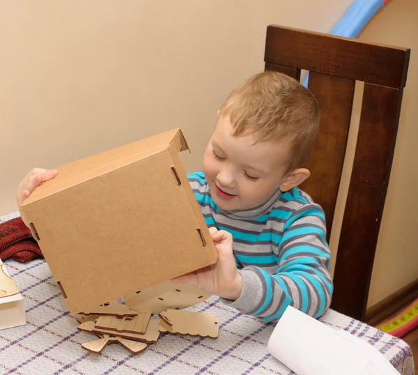 Chłopiec z karton — Zdjęcie stockowe