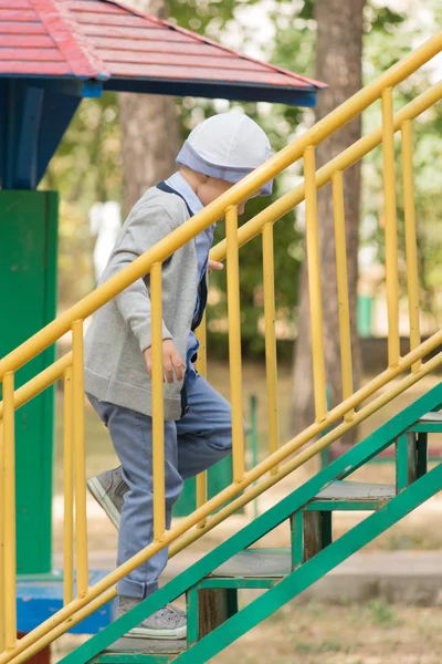 El muchacho en una escalera de juego —  Fotos de Stock