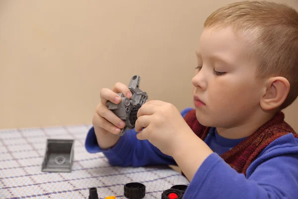 The boy assembles the machine — Stock Photo, Image