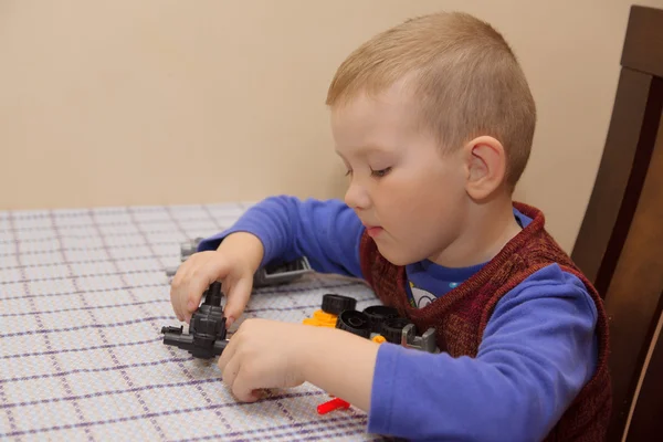 De jongen assembleert de machine — Stockfoto