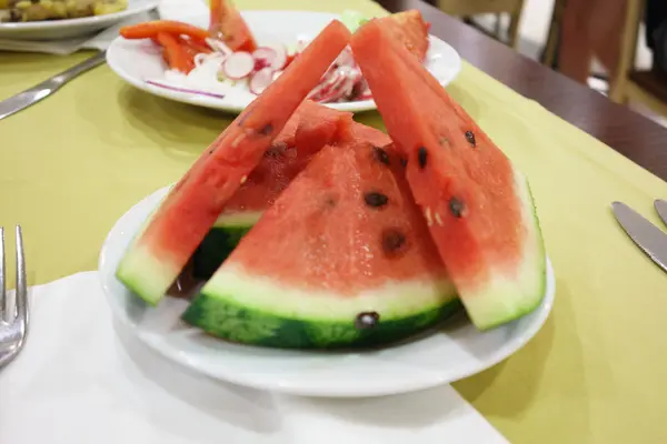 Saftige Wassermelone auf einem Teller — Stockfoto