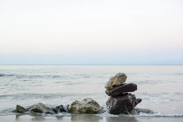 Les pierres sur la plage sous la vague entrante — Photo