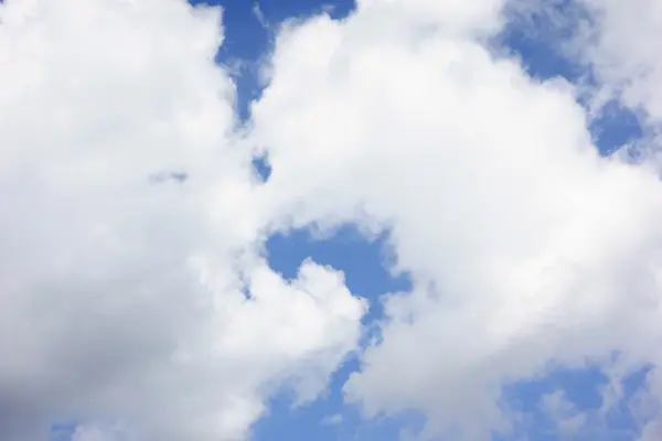 Білі хмари плавають на фоні блакитного неба — стокове фото