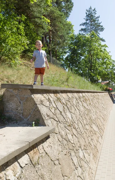 Der Junge an einer hohen Grenze — Stockfoto