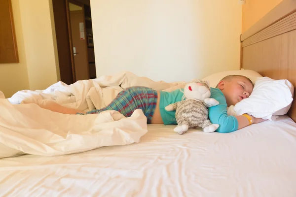 Chico durmiendo en un hotel — Foto de Stock