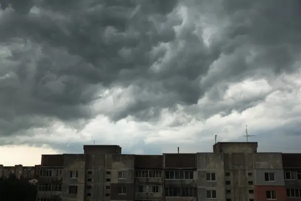 嵐の前に、の暗い嵐の雲 — ストック写真
